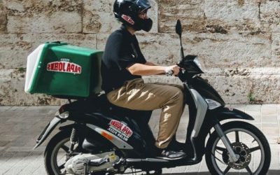 Let op als u een ober op een scooter zet!