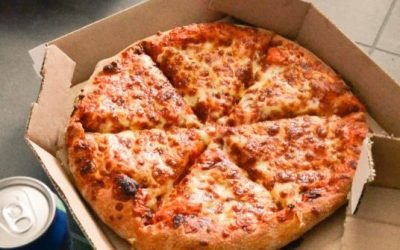Verregaande bescherming van pizzakoerier die viel door gladde banden