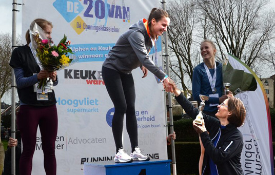 prijsuitreiking-5-km-dames-door-Karin