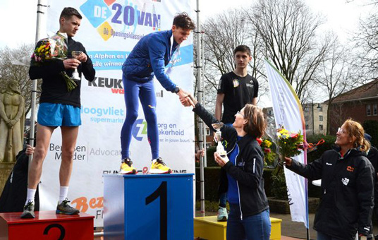 prijsuitreiking-5-km-prestatieloop-mannen-door-Karin